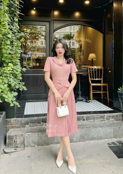  Đầm cổ bèo cách điệu xoắn eo đính nút giả - D3157 