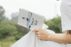 ĐỂ THƯƠNG YÊU VỪA TRONG TẦM VỚI (NGẢ MÀU NGOẠI QUAN)