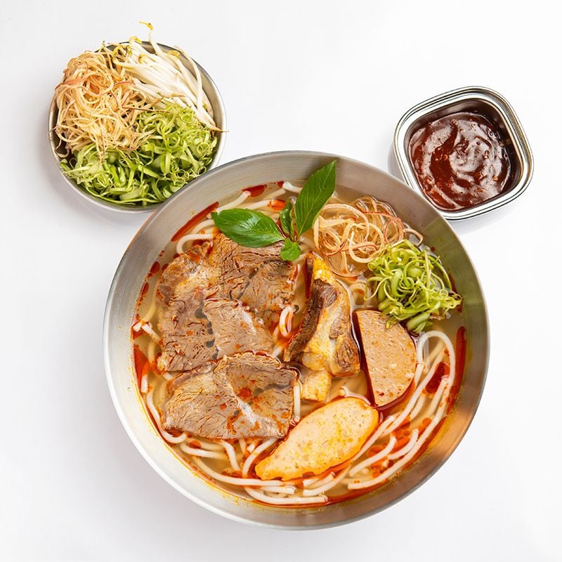 Bún Bò Huế nạm chả iMOM