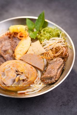  Bún Bò Huế đặc biệt ( giò gân ) iMOM 