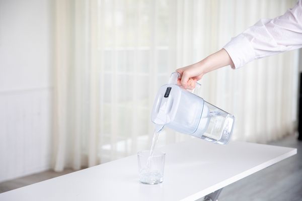 Bình lọc nước Brita Liquelli White 2.2L (có sẵn 1 lõi lọc Maxtra Pro 150L)