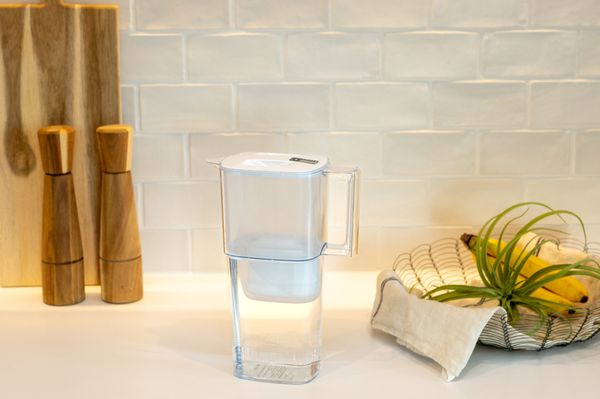 Bình lọc nước Brita Liquelli White 2.2L (có sẵn 1 lõi lọc Maxtra Pro 150L)