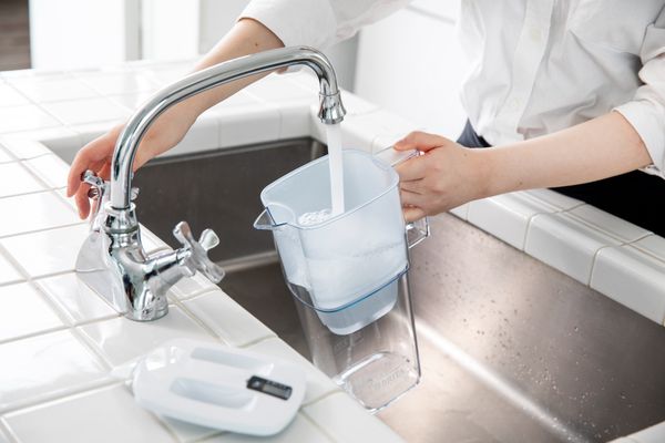 Bình lọc nước Brita Liquelli White 2.2L (có sẵn 1 lõi lọc Maxtra Pro 150L)