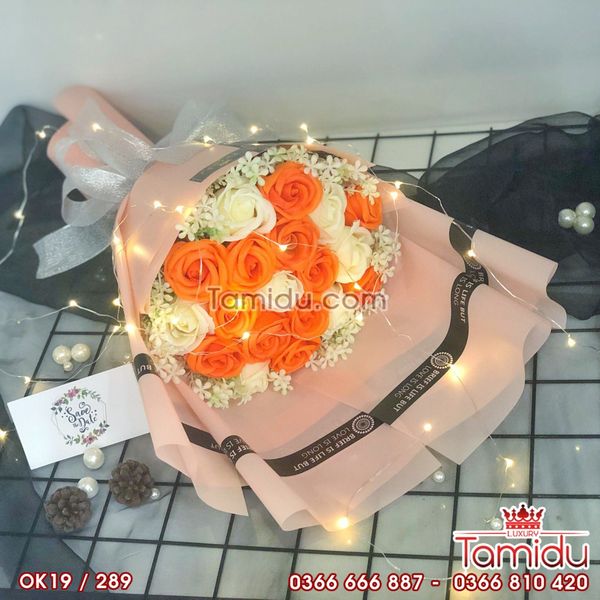 Bó Hoa Hồng Sáp Thơm 19 Bông Có Hoa Kèm Phối Cam Trắng