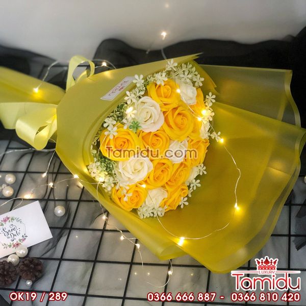 BÓ HOA HỒNG SÁP THƠM 19 BÔNG CÓ HOA KÈM PHỐI VÀNG TRẮNG