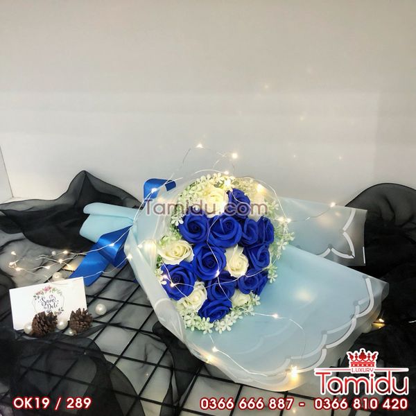 Bó Hoa Hồng Sáp Thơm 19 Bông Có Hoa Kèm Phối Coban Trắng