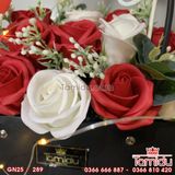 GIỎ QUAI NGANG HOA HỒNG SÁP Ý NGHĨA MÀU ĐỎ PHỐI TRẮNG