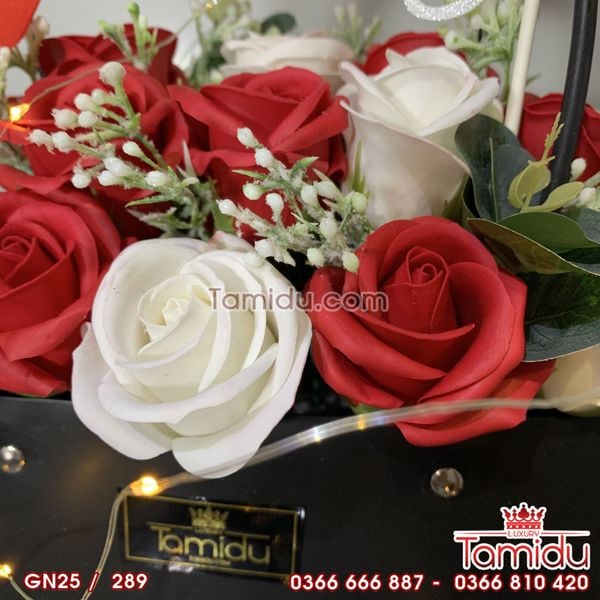 GIỎ QUAI NGANG HOA HỒNG SÁP Ý NGHĨA MÀU ĐỎ PHỐI TRẮNG