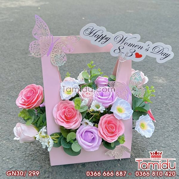 Giỏ hoa hồng nhẹ nhàng, tinh tế