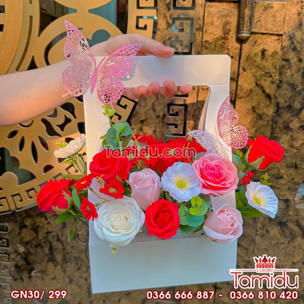 Giỏ hoa hồng nhẹ nhàng, tinh tế