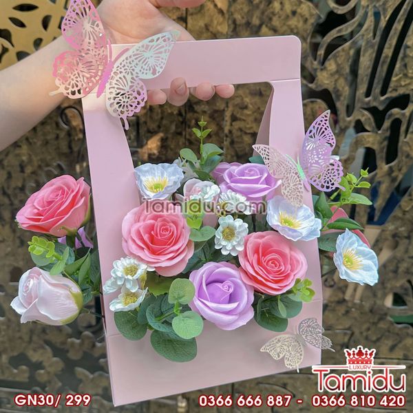 Giỏ hoa hồng nhẹ nhàng, tinh tế