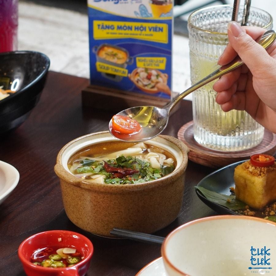 Tuktuk Thai Bistro - Hoa Mai