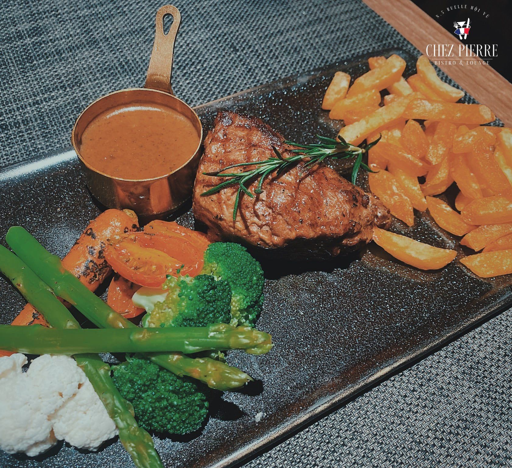 Chez Pierre Bistro & Lounge - 5 Hội Vũ