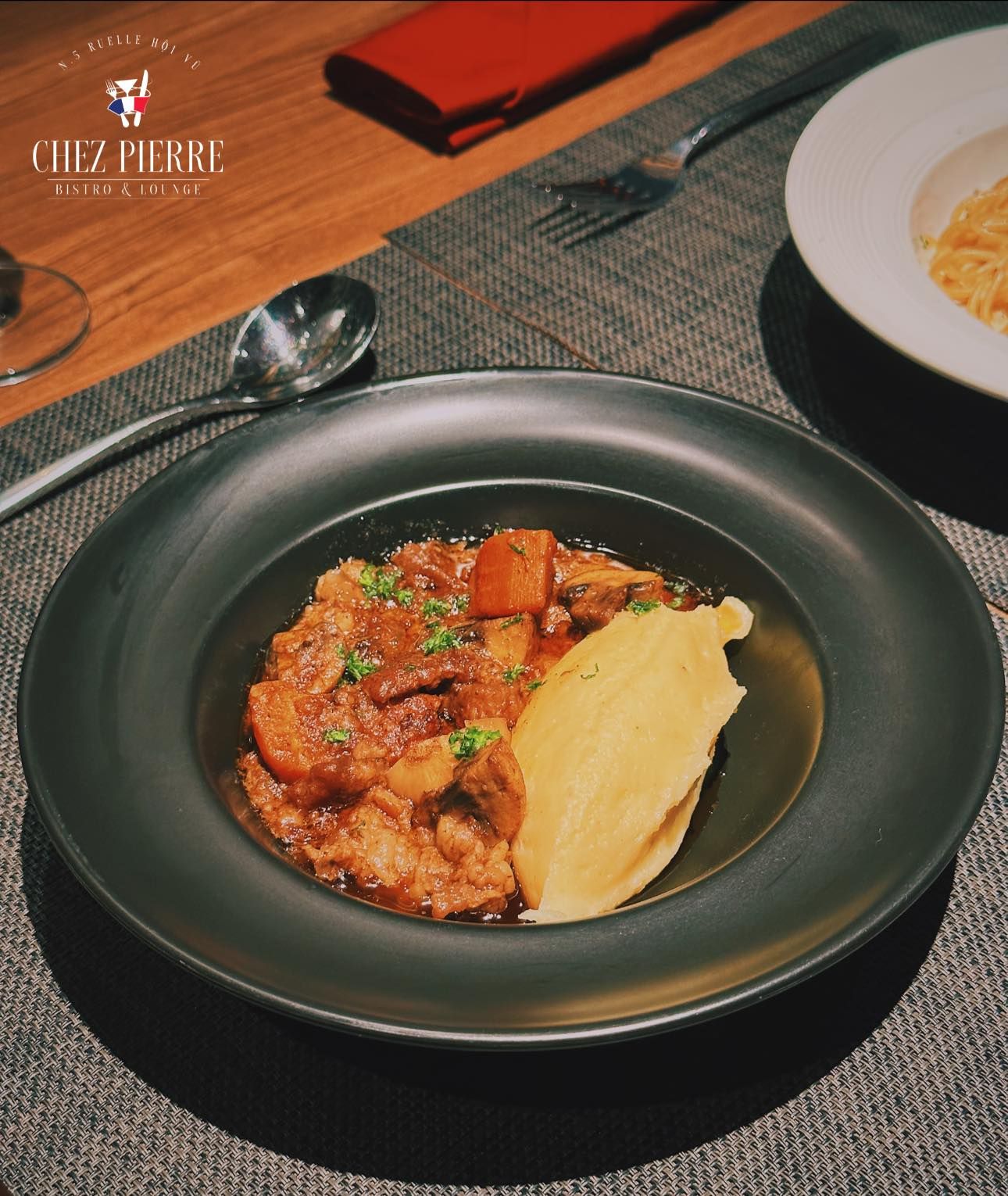 Chez Pierre Bistro & Lounge - 5 Hội Vũ