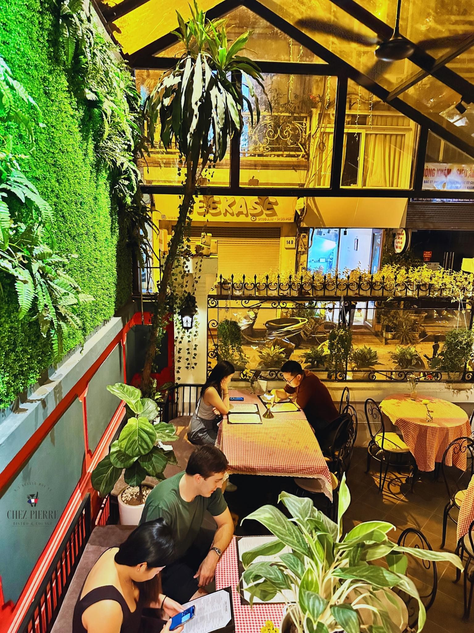 Chez Pierre Bistro & Lounge - 5 Hội Vũ