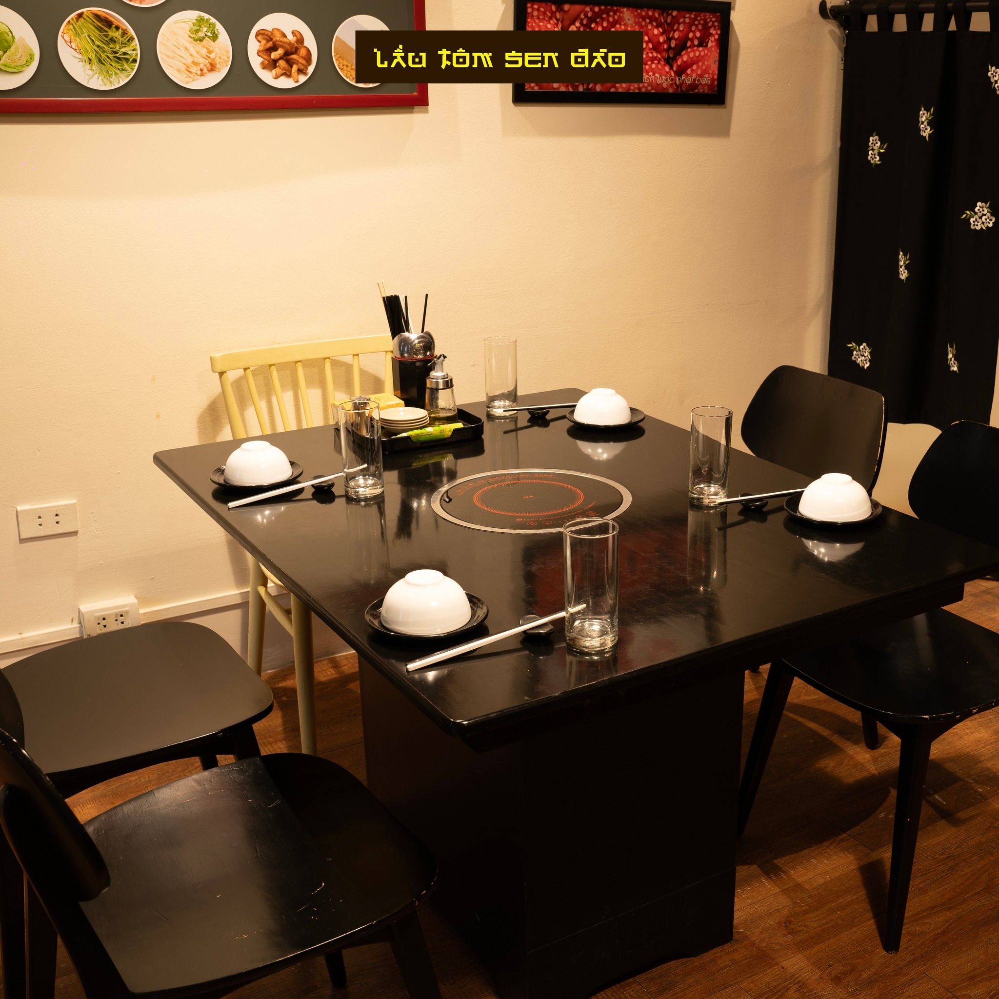 Lẩu Tôm Sen Đào - Phó Đức Chính