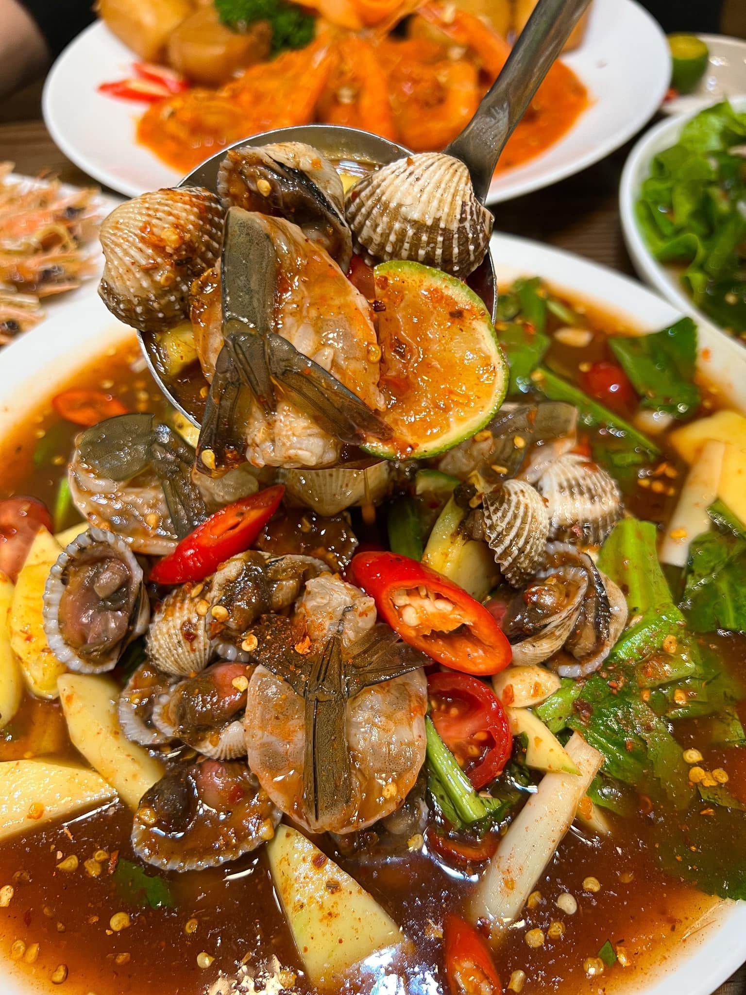 Lạ Quán - 33 Lê Văn Thiêm