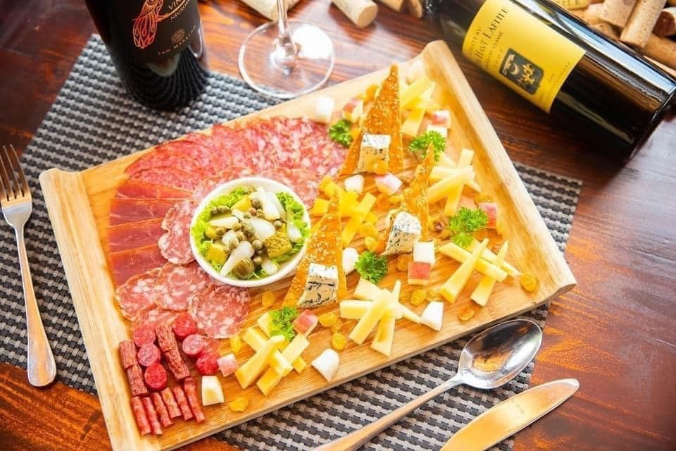 Hầm Rượu Vang Huyền Thư - 8D Hàm Long