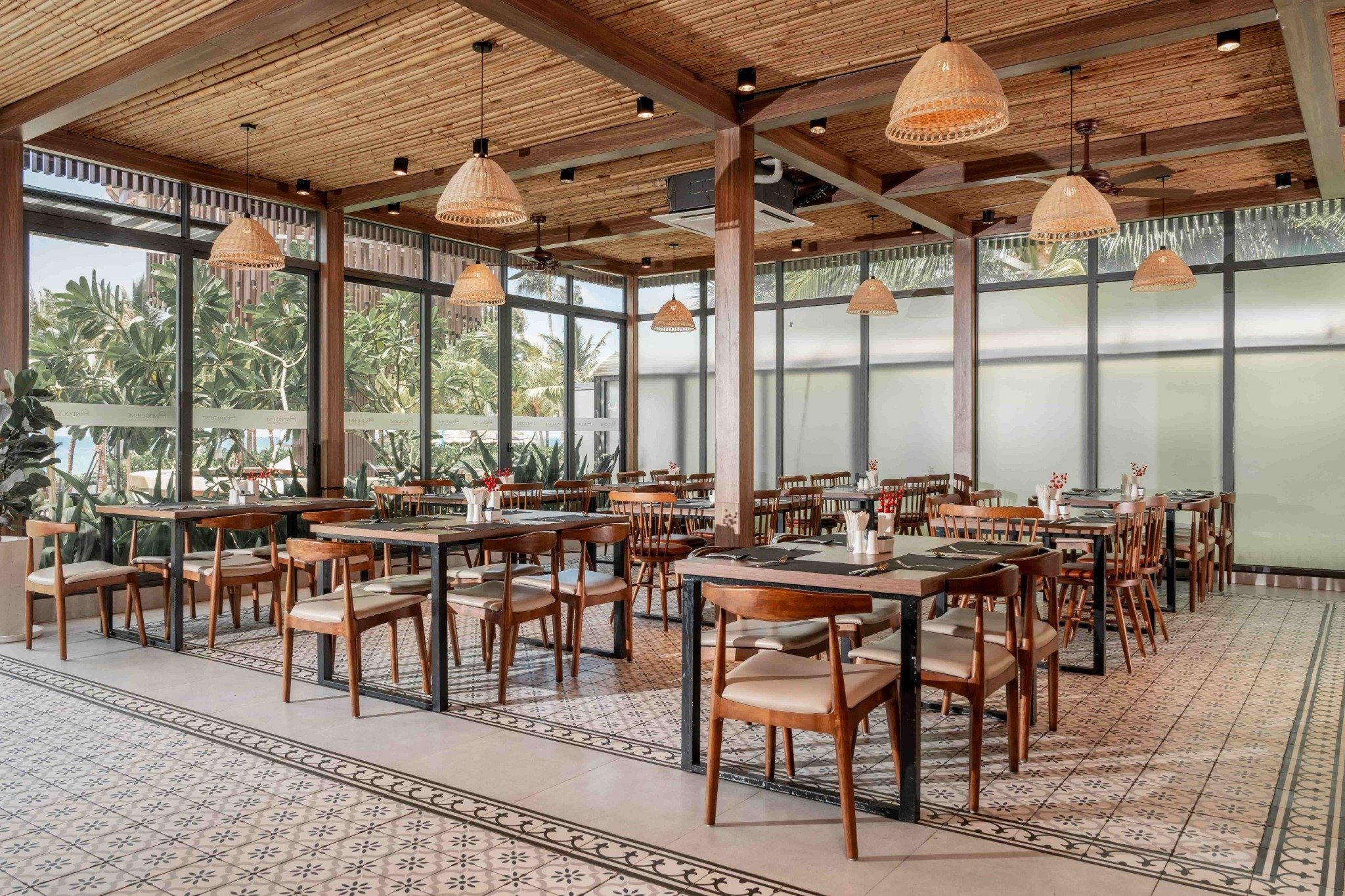 ANDO Bistro & Club - Bãi Trường
