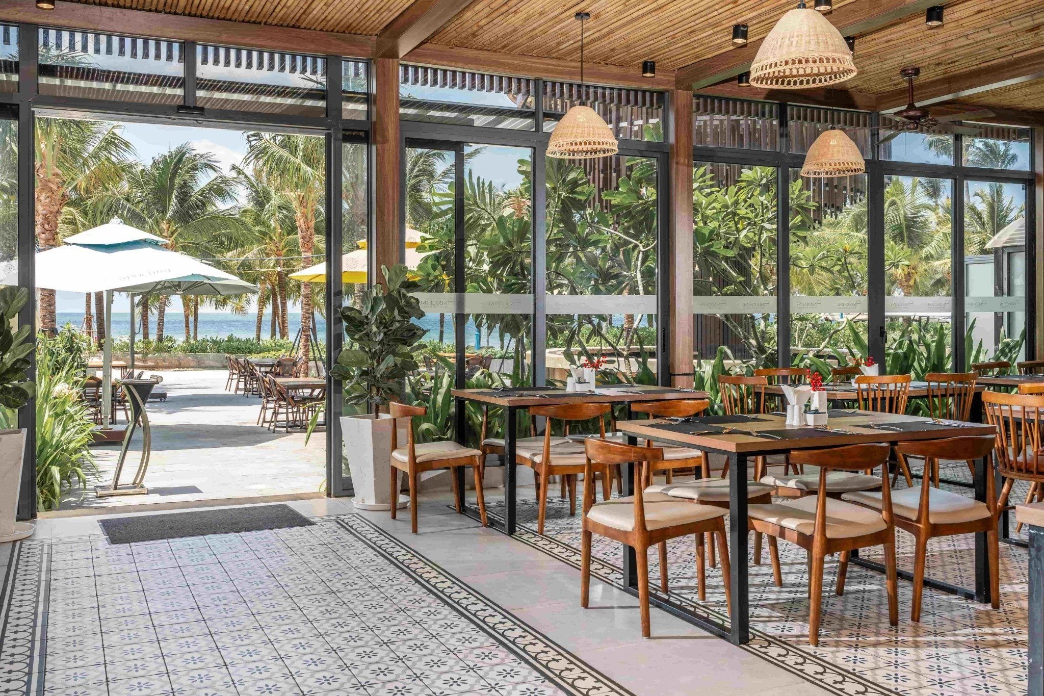 ANDO Bistro & Club - Bãi Trường