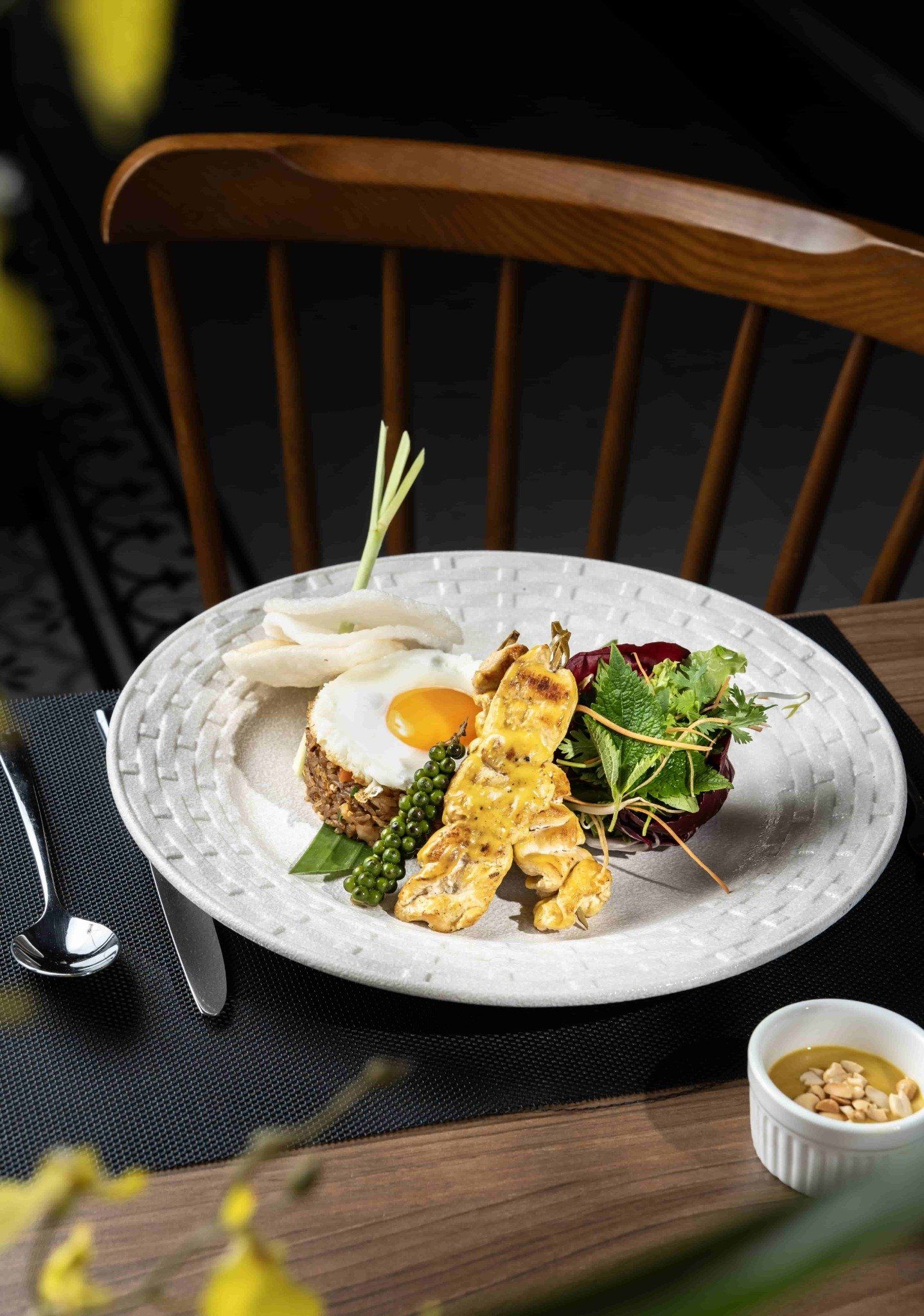ANDO Bistro & Club - Bãi Trường