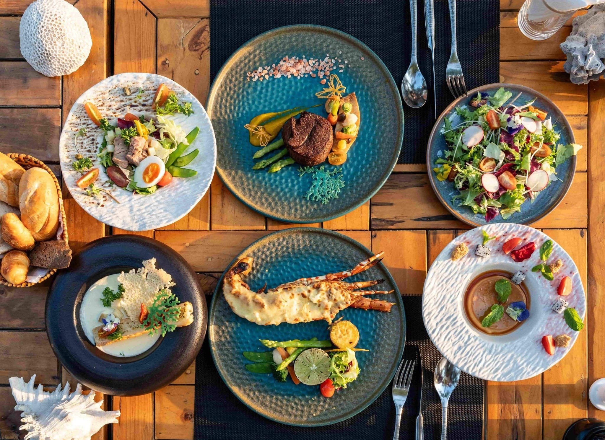 ANDO Bistro & Club - Bãi Trường