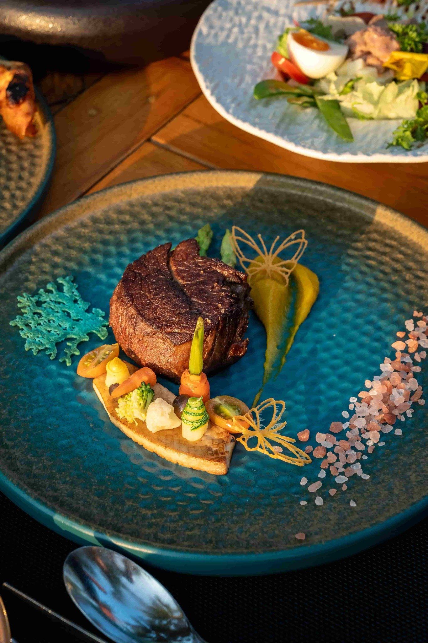 ANDO Bistro & Club - Bãi Trường