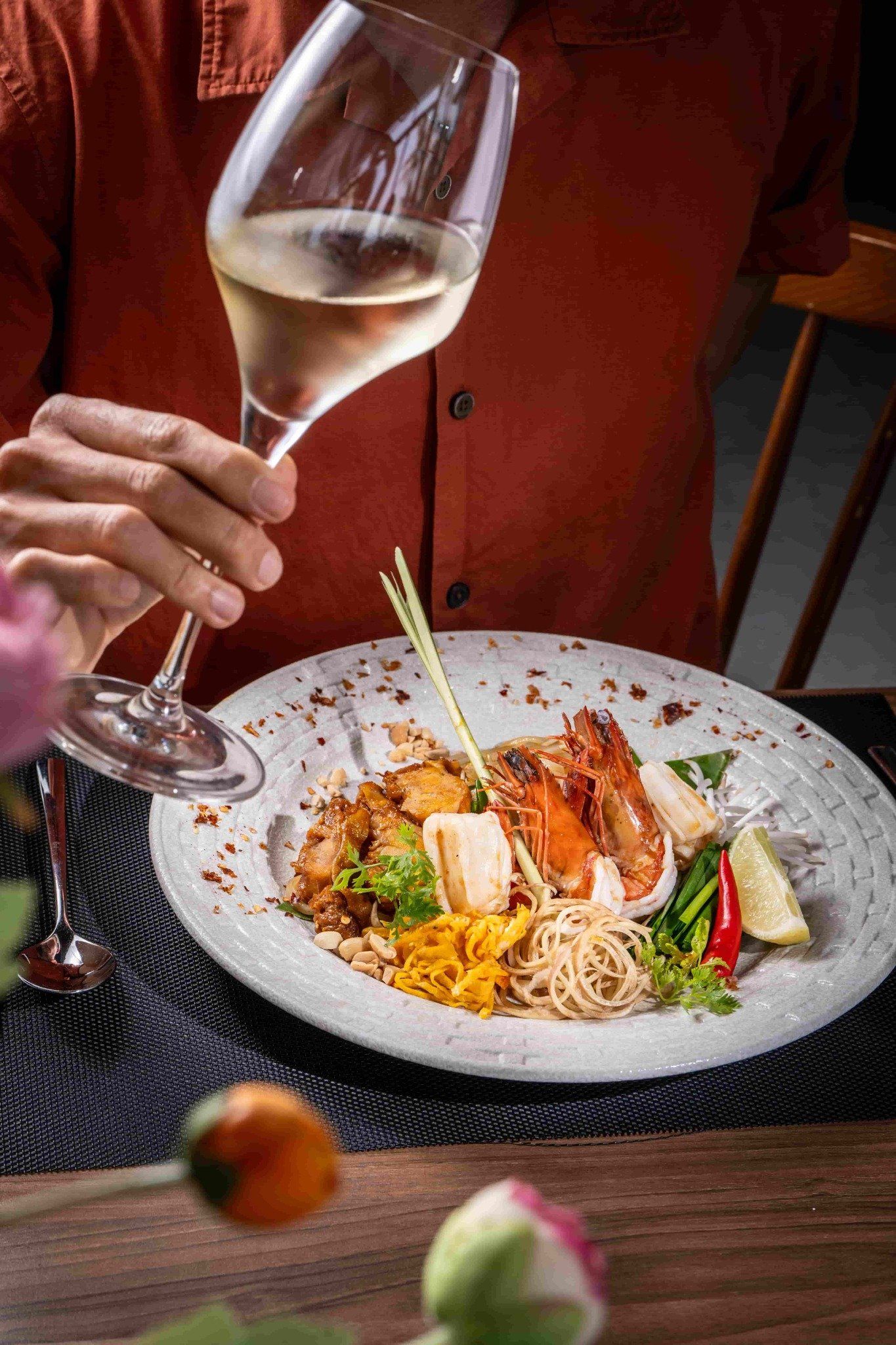 ANDO Bistro & Club - Bãi Trường