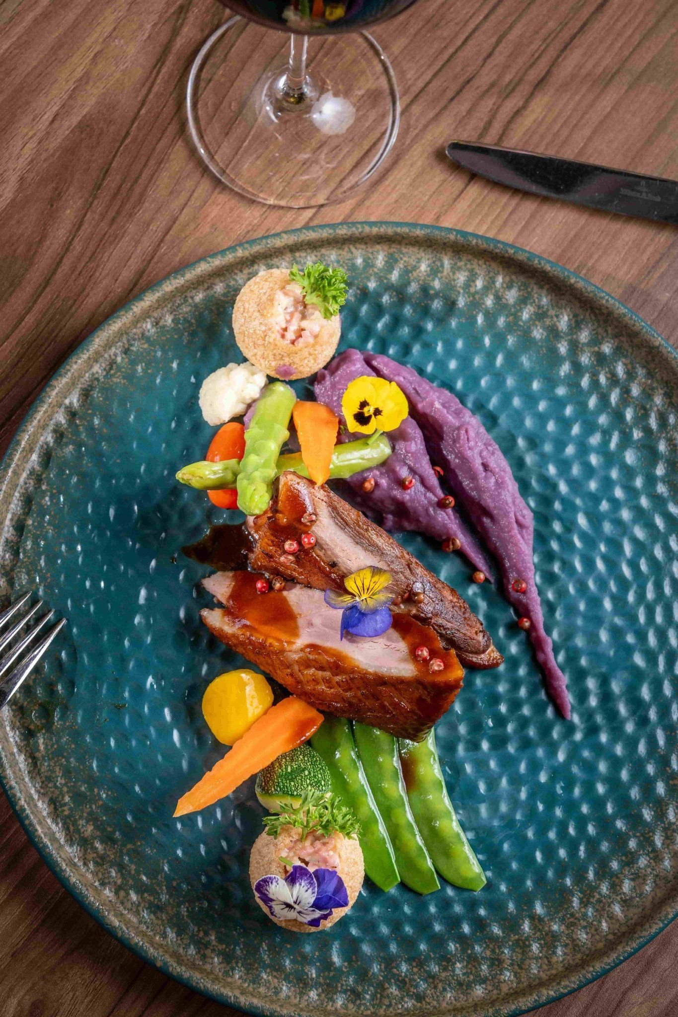 ANDO Bistro & Club - Bãi Trường