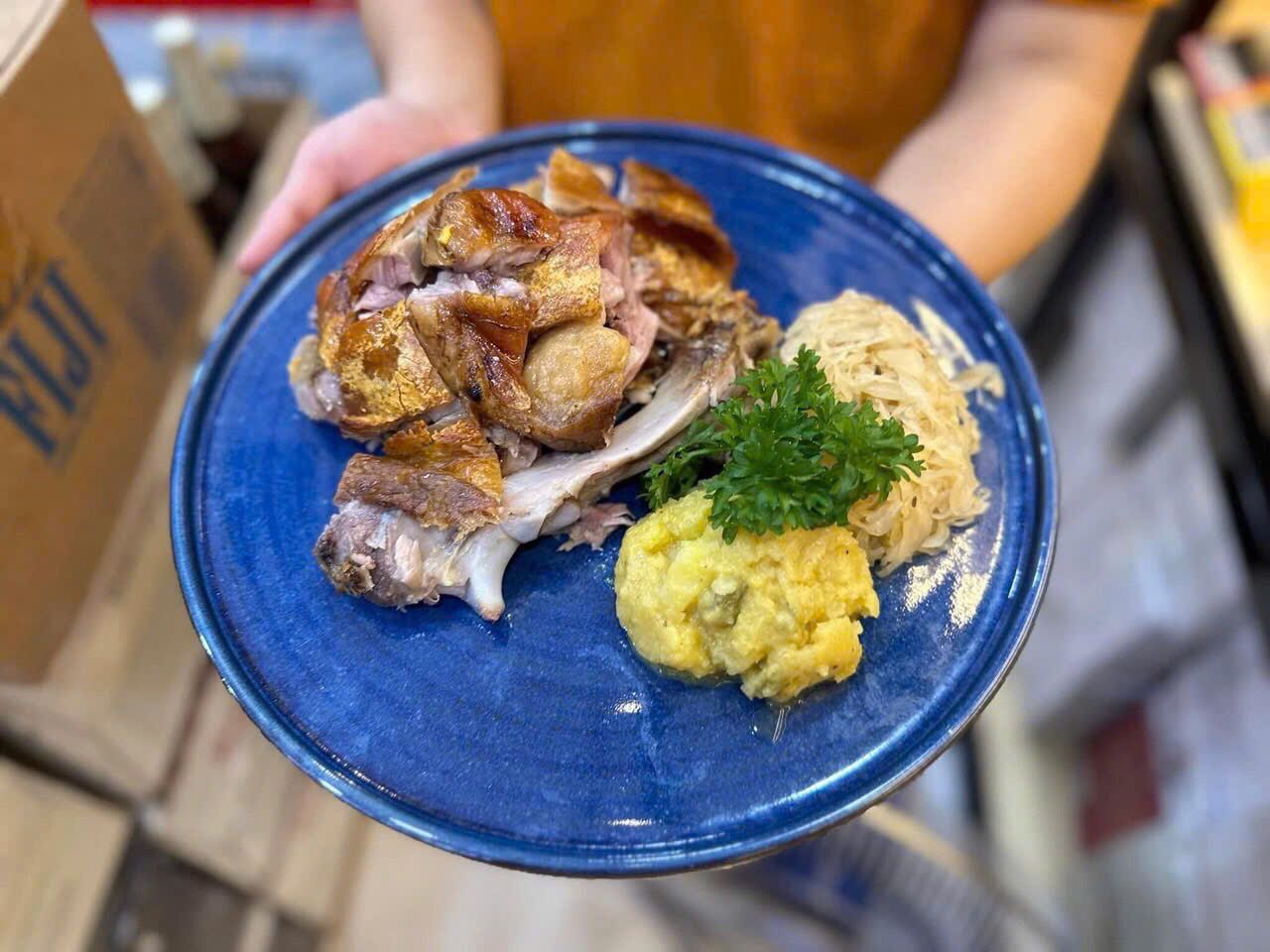Mega Dunk Bistro - 33 Nguyễn Chánh
