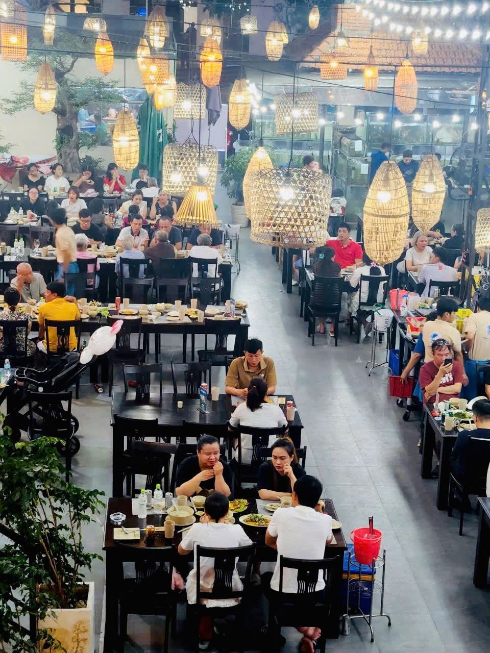 Hoàng Sa Restaurant - 64 Trần Phú