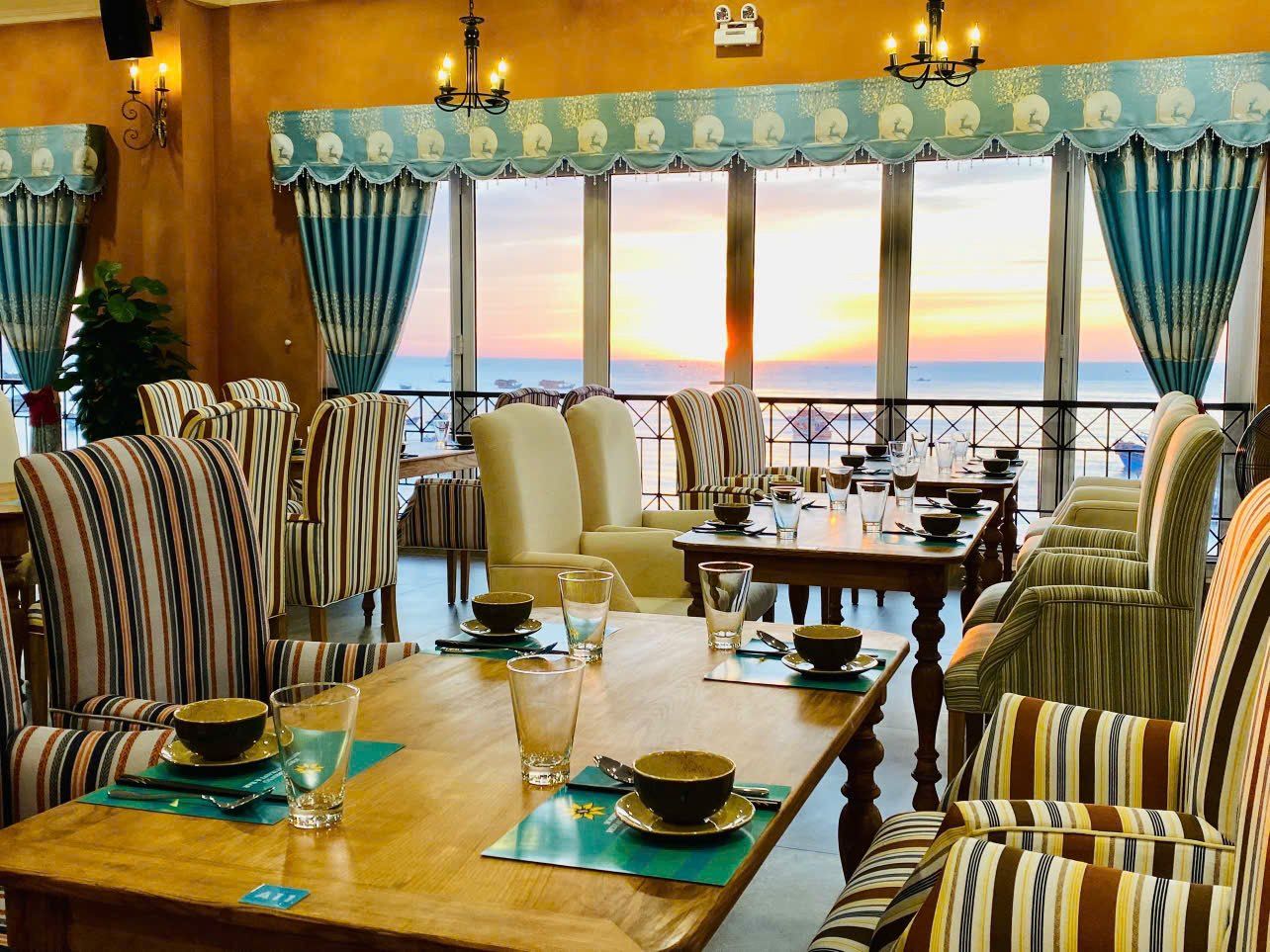 Sorrento Restaurant & Bar - Sunset Town