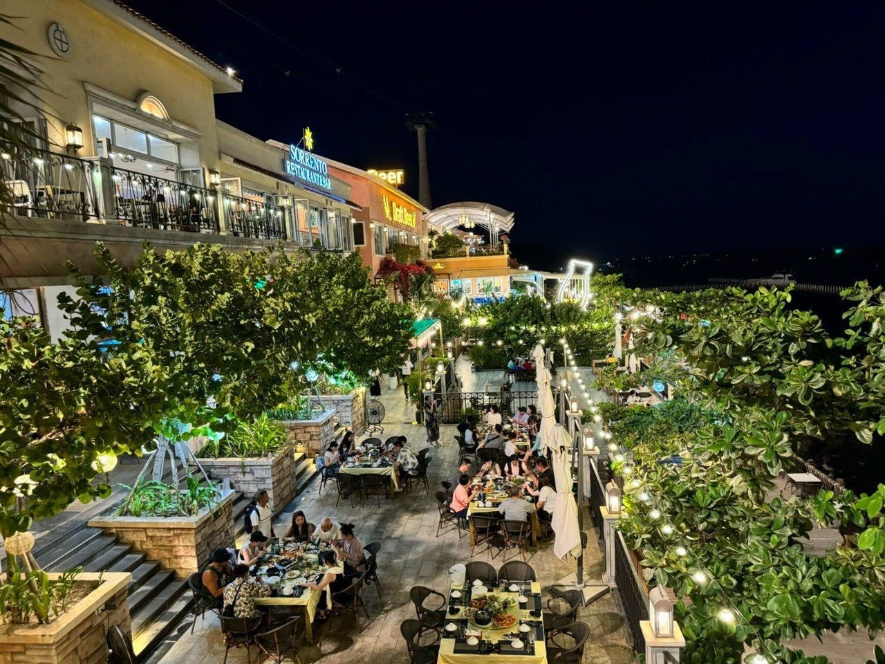 Sorrento Restaurant & Bar - Sunset Town