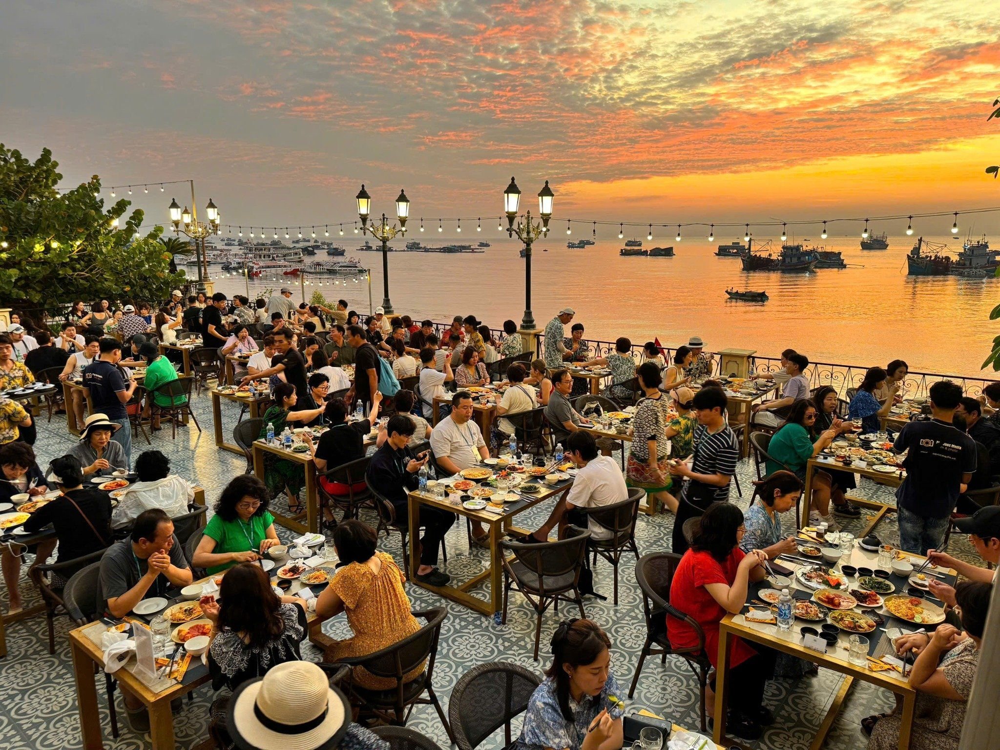 Sorrento Restaurant & Bar - Sunset Town