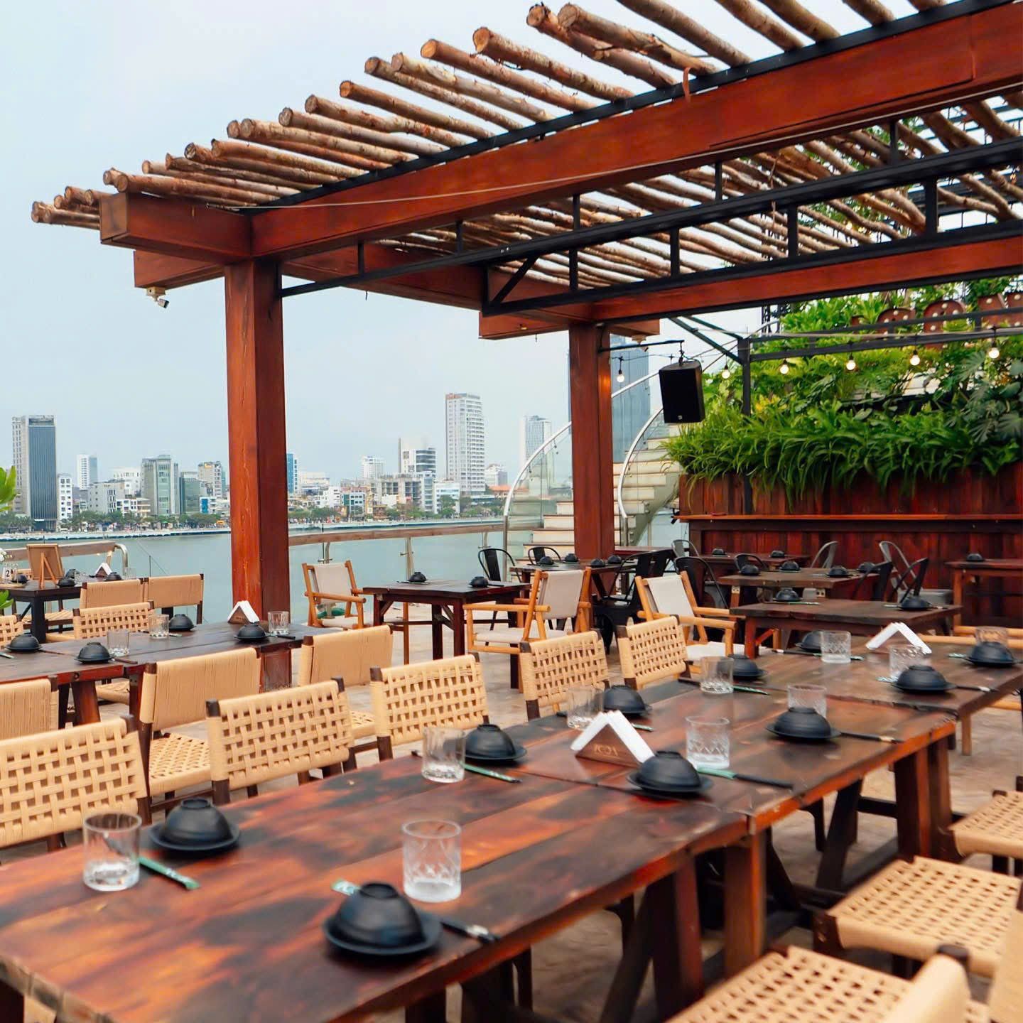 Icon Rooftop Lounge - Du thuyền Happy Yacht