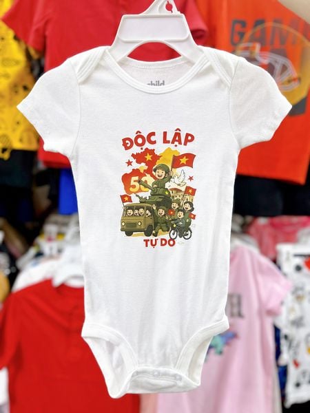  4-13kg Bodysuit cờ đỏ sao vàng cho bé- trắng tay ngắn 