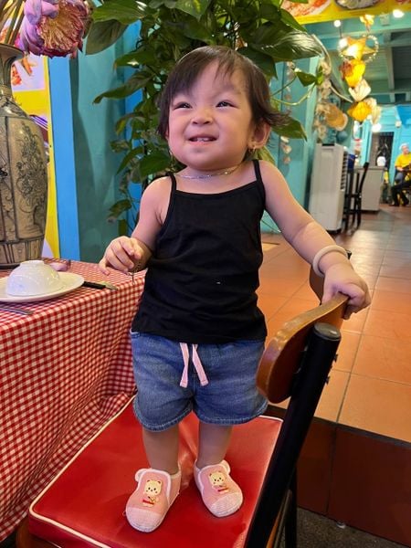  [10-17kg] Áo Thun 2 Dây  Bé Gái Old Navi  - Đen 