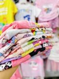  15-48kg  XS-XL Đồ bộ tay ngắn bé gái kèm chân váy - Hồng Hello Kitty DB91 