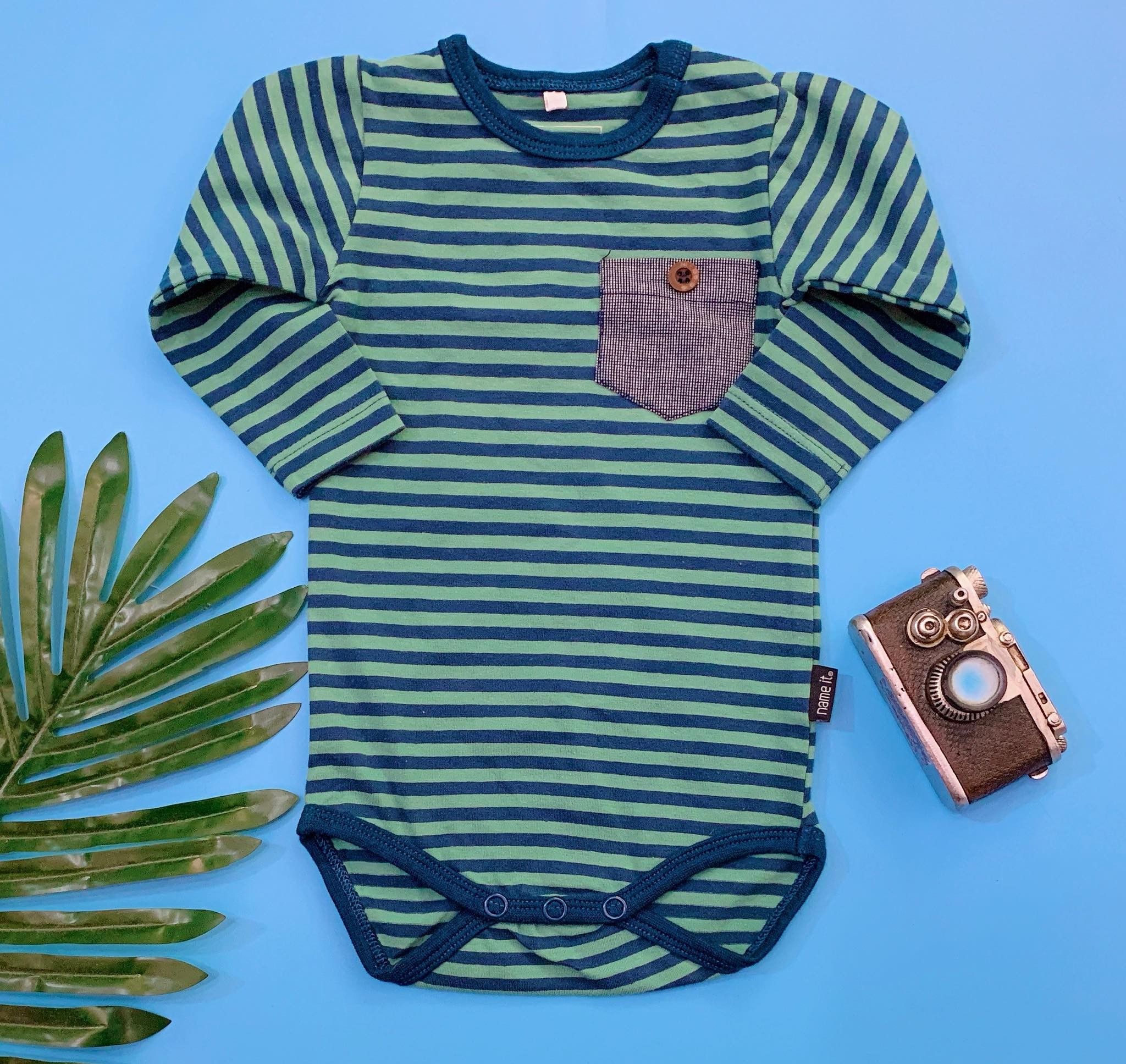  [2-4m] Bodysuit Tay Dài Bé Trai Name - Xanh Sọc Có Túi 