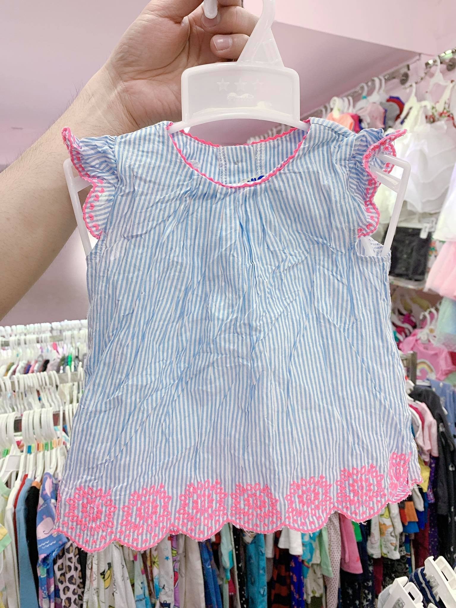  [3-6M; 11-12kg] Áo Váy Bé Gái Oskos  - Sọc Xanh Viền Hồng 