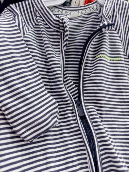  [3-6m] Sleepsuit Không Vớ Khóa Kéo Bé Trai - Trắng Sọc Đen 