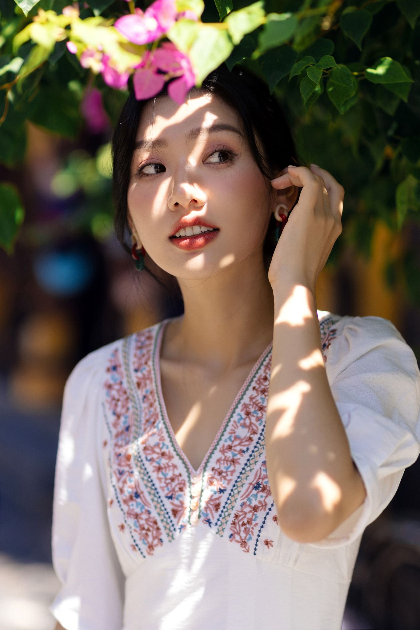 Đầm midi đũi mềm kem thêu cổ