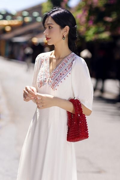 Đầm midi đũi mềm kem thêu cổ