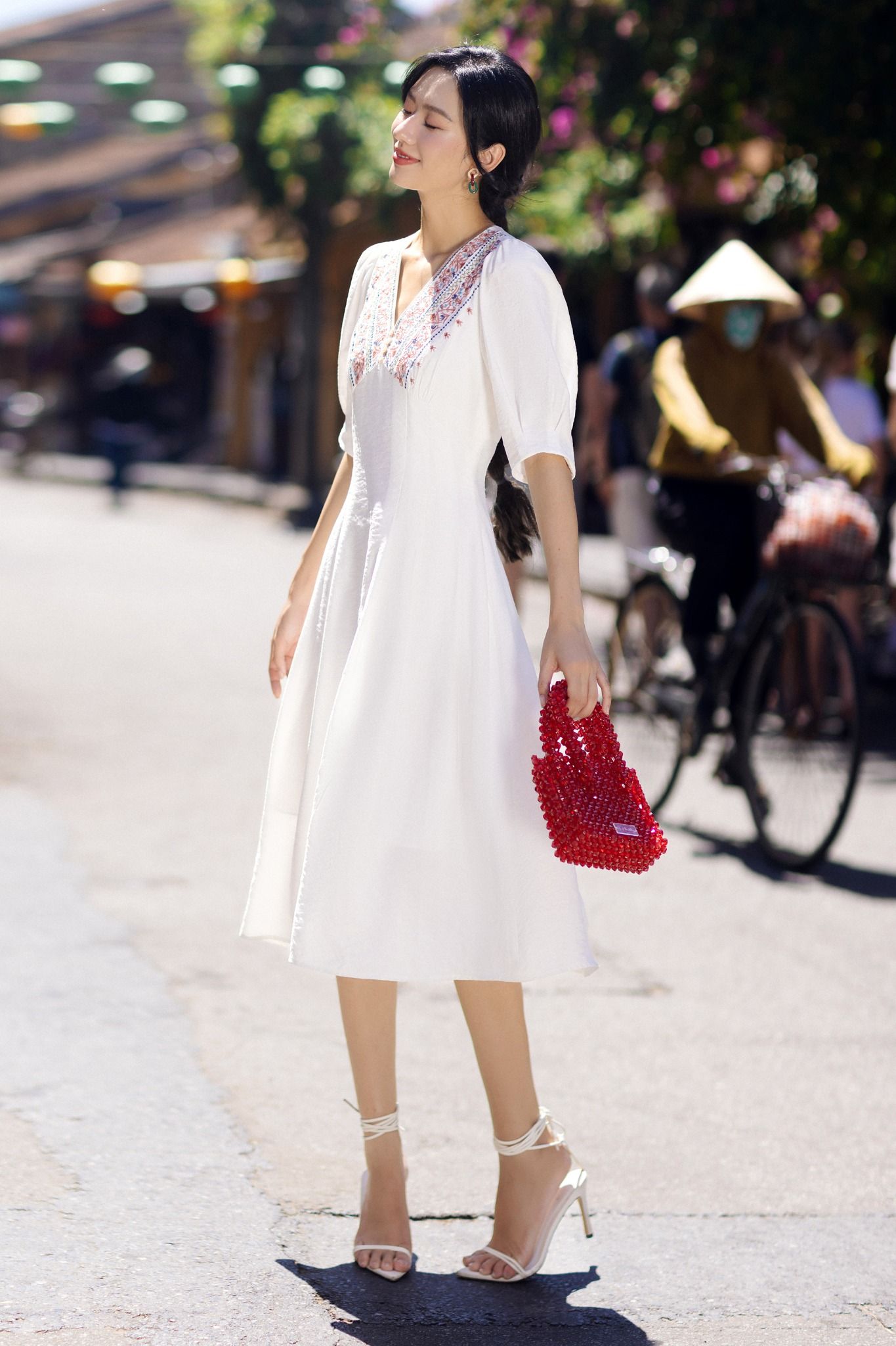 Đầm midi đũi mềm kem thêu cổ