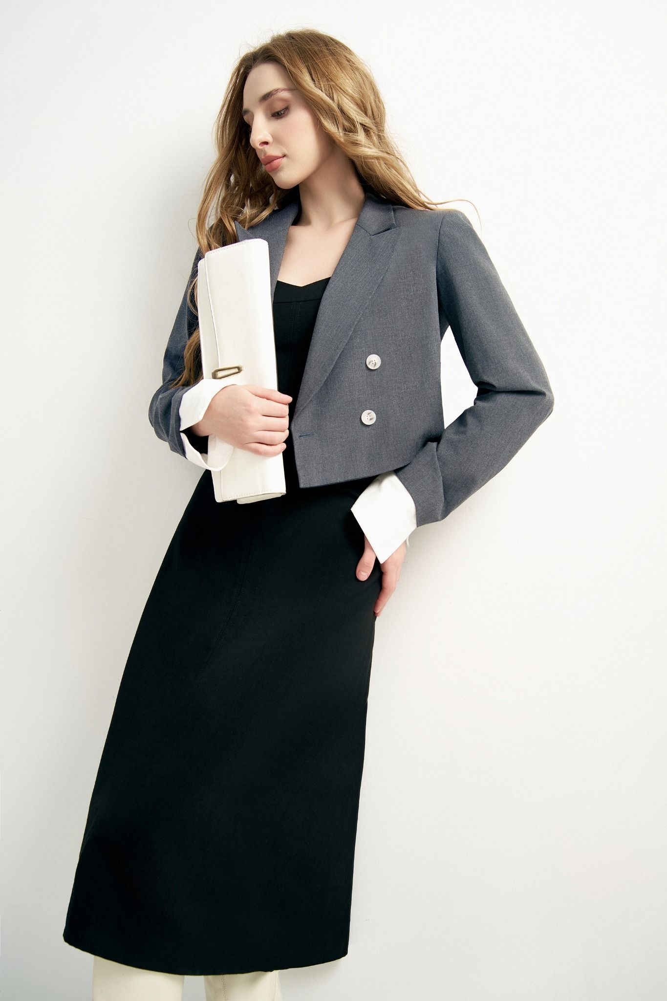 Áo blazer cổ 2 ve dáng ngắn solid tàn đậm