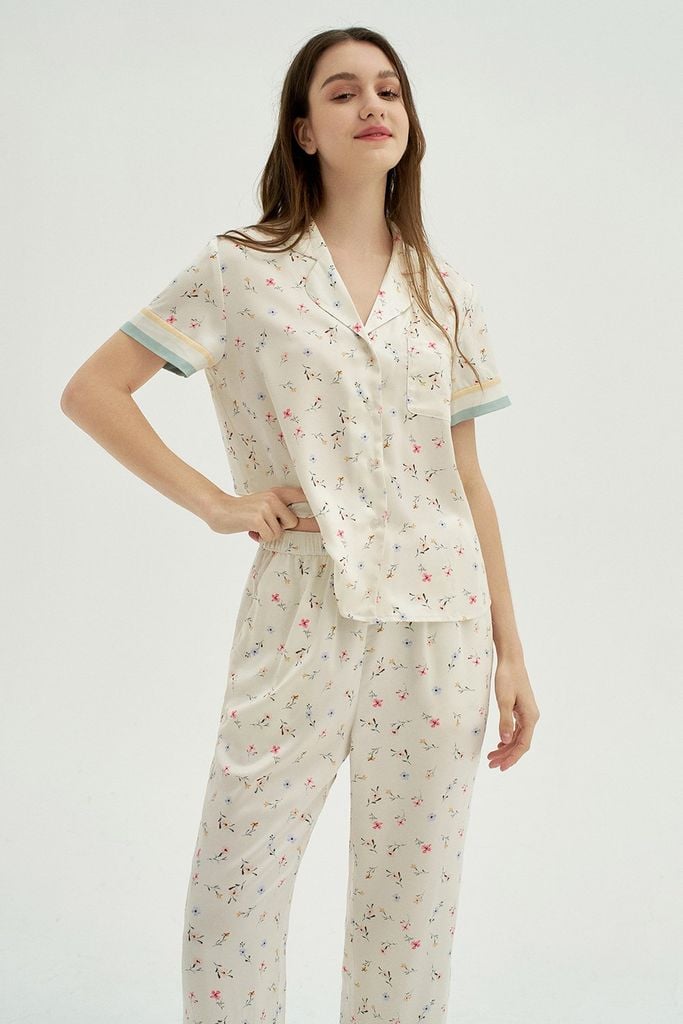 Set pijama lụa áo cộc quần dài hoa nhí nền kem