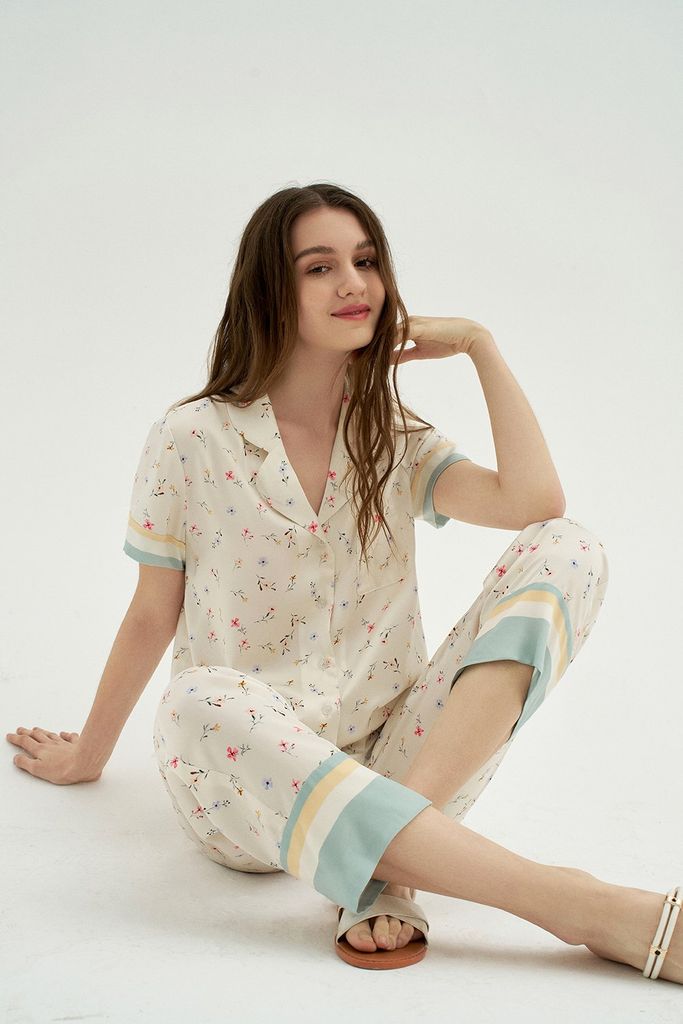 Set pijama lụa áo cộc quần dài hoa nhí nền kem