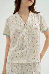 Set pijama lụa áo cộc quần dài hoa nhí nền kem