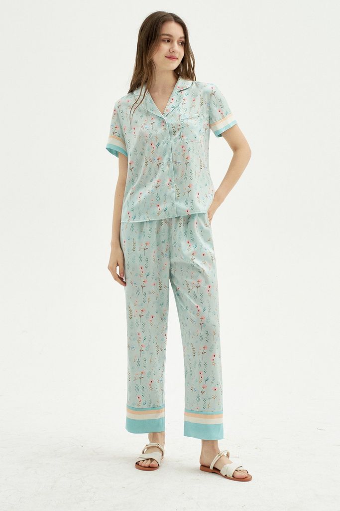 Set pyjamas lụa áo cộc quần dài hoa nhí nền xanh