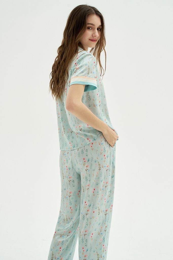 Set pyjamas lụa áo cộc quần dài hoa nhí nền xanh